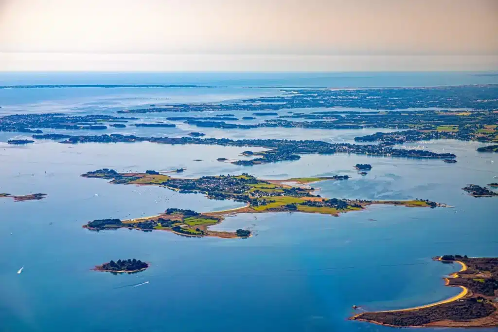 Vue aérienne du Golfe du Morbihan et de ses nombreuses îles