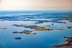 Vue aérienne du Golfe du Morbihan et de ses nombreuses îles
