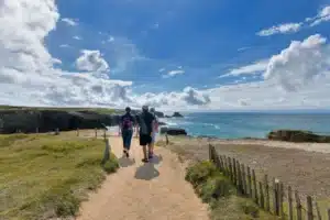 Randonnée sur la côte sauvage de Quiberon avec vue sur les falaises et l'océan Atlantique.
